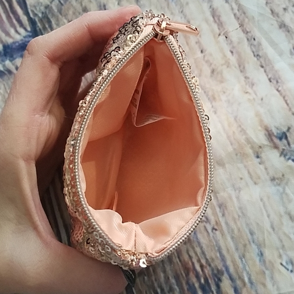 Typo Coin Pouch - Picture 4 of 8